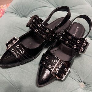 Madden Girl Vardan flats buckles 9.5